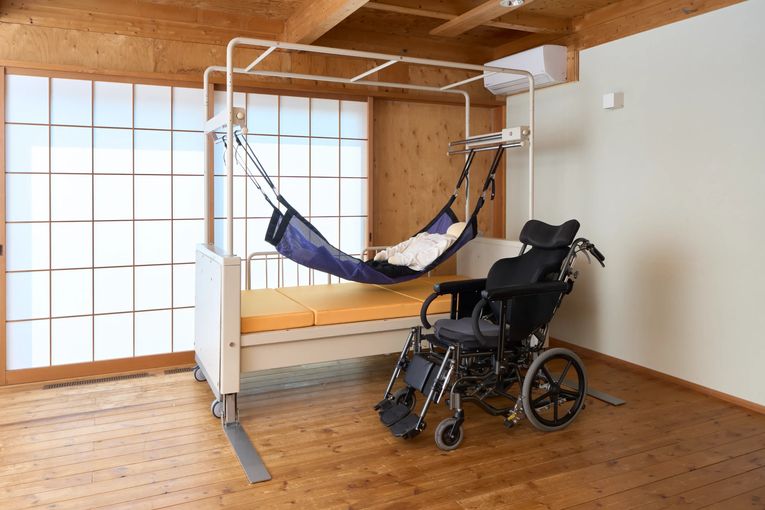 ウェルケアベッド全景 — リフトフレーム・ハンモック・電動昇降ベッドが一体化した世界初の介護ベッド