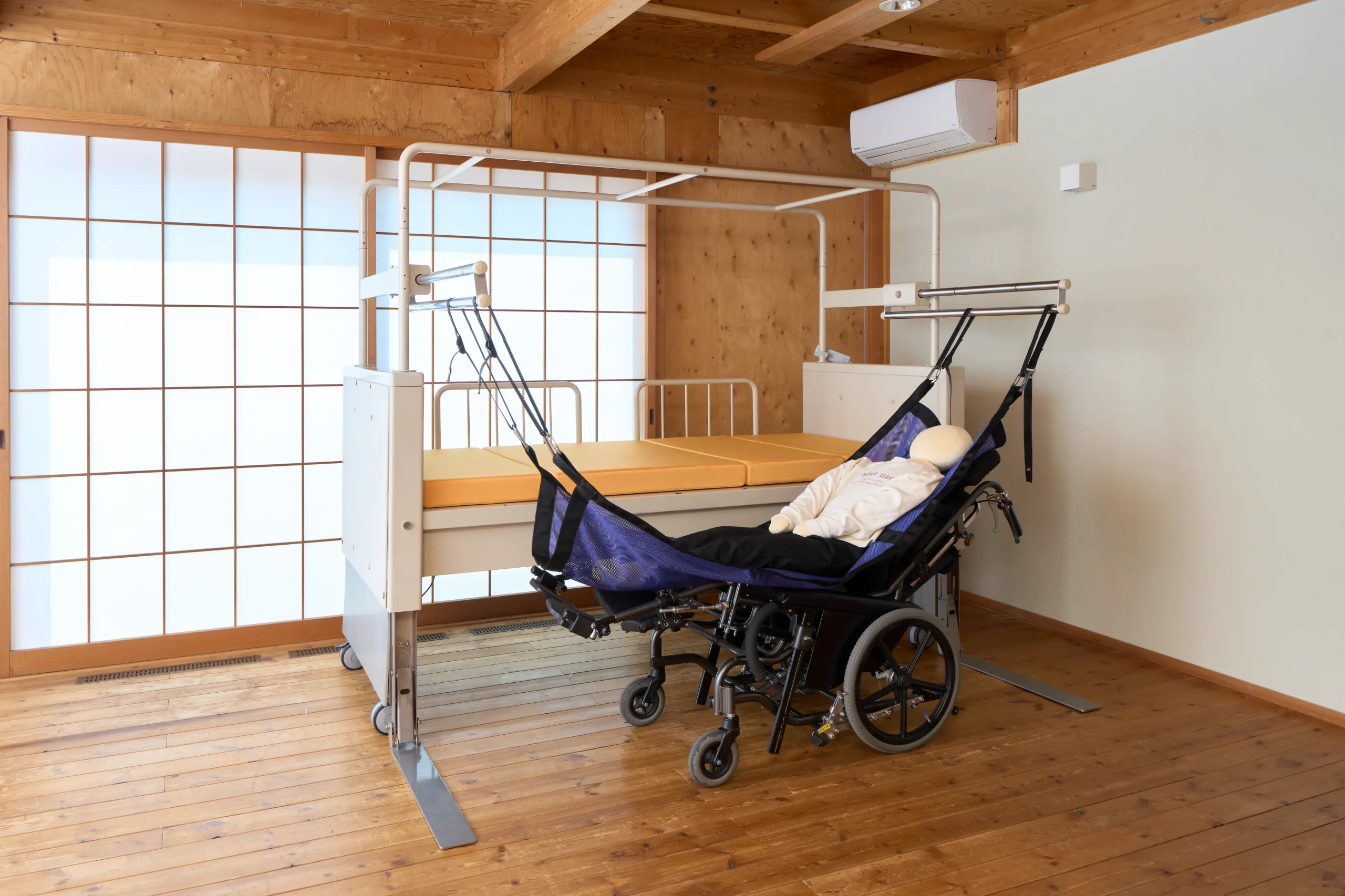 ハンモックで車椅子方向へ移乗