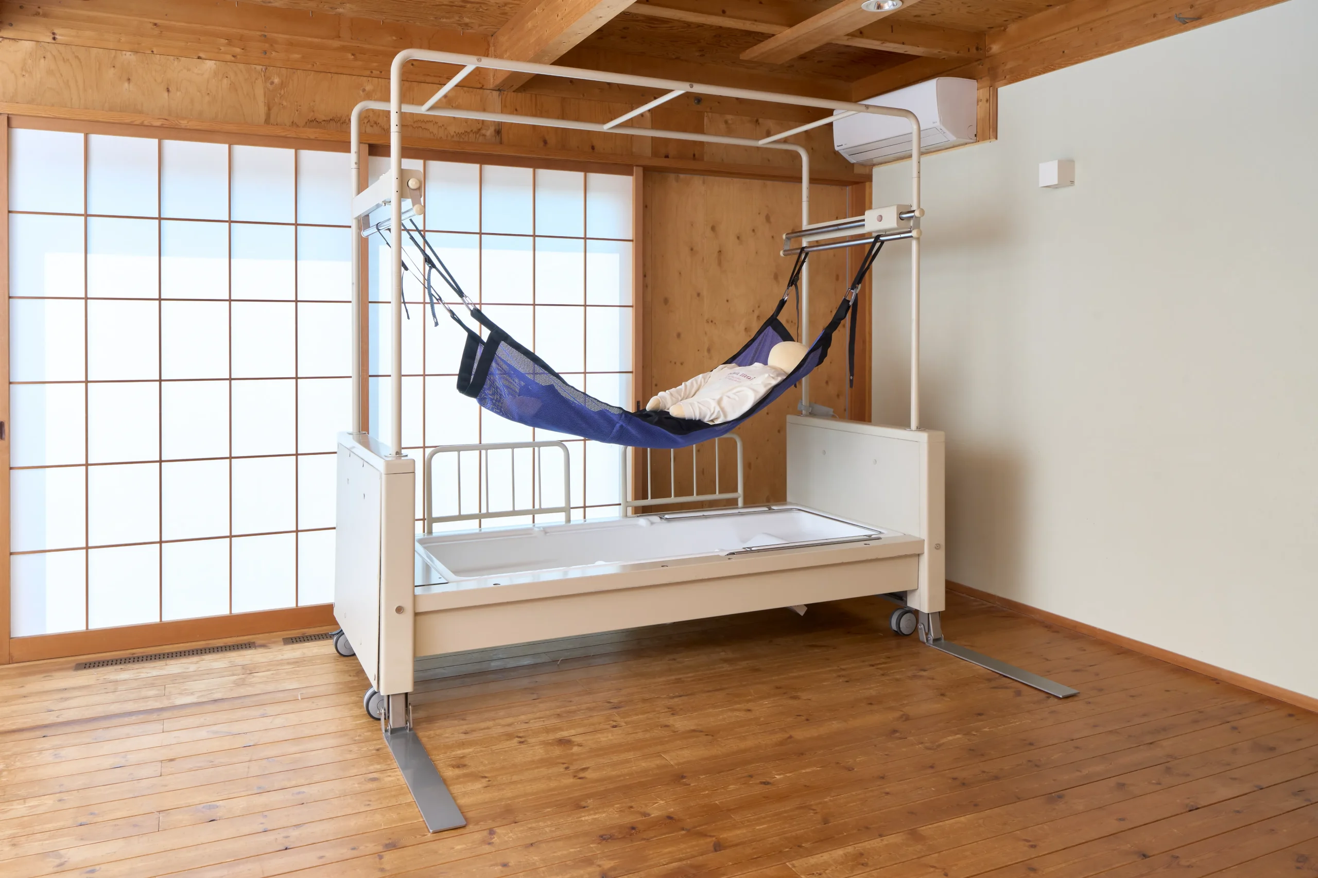 ウェルケアベッド ハンモックを浴槽位置に降ろした入浴準備の全景